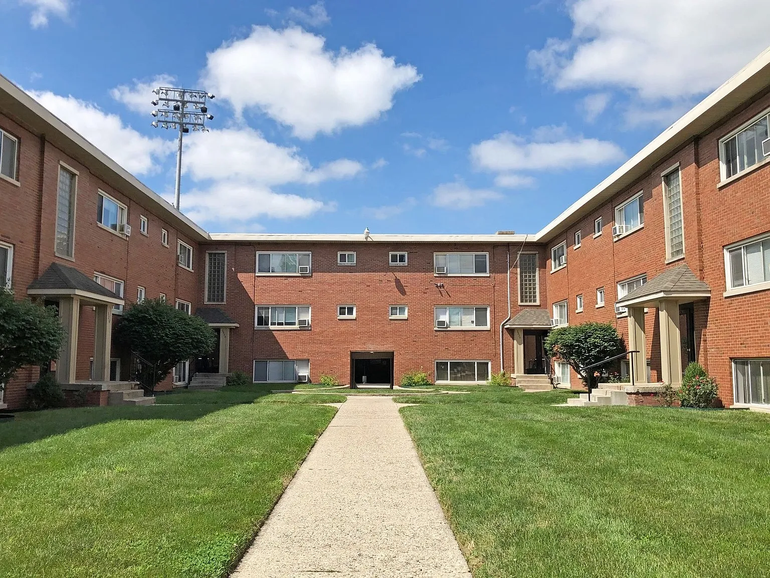 Maple Court — Photo 2