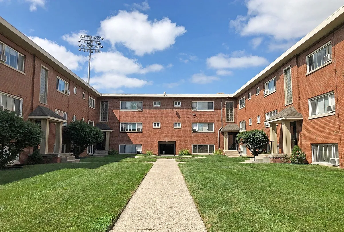 Building Photo - Maple Court