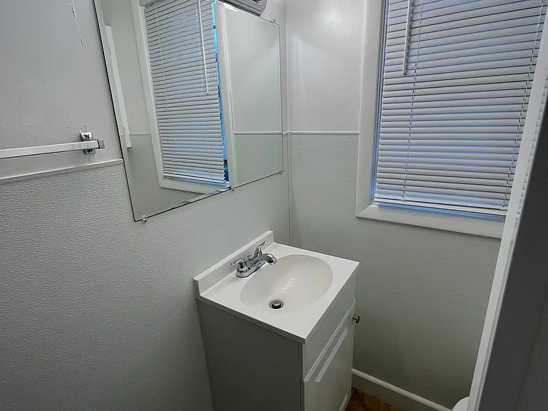 51 Middlesex Rd — Photo 16