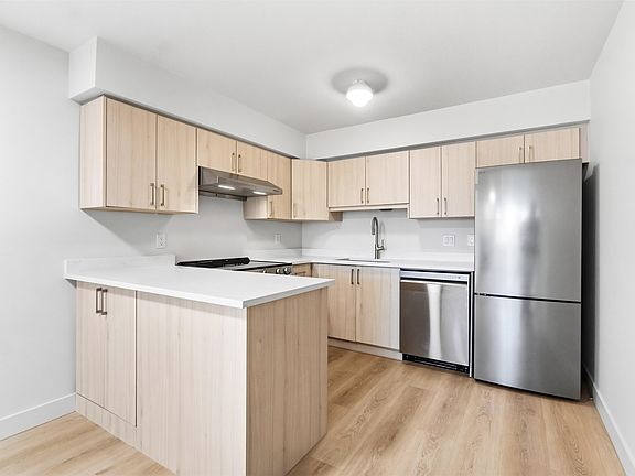 5th image of 2928 Commercial Dr #305