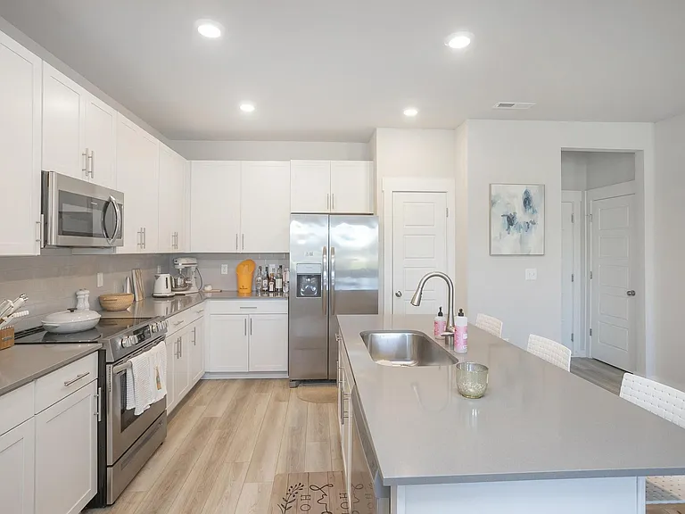 517 Swanholme Dr — Photo 15