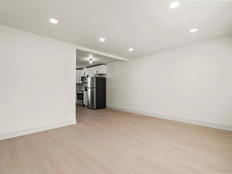 215 W Olive Ave — Photo 3