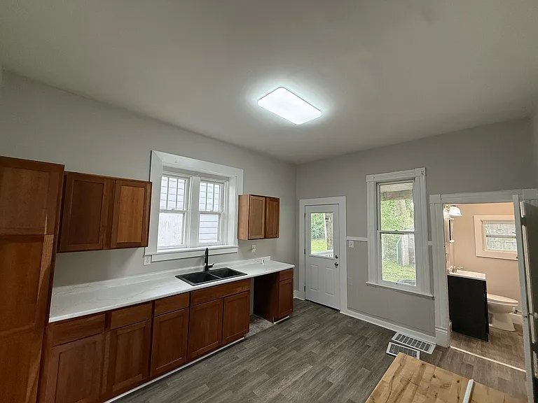 938 W Edwards St — Photo 16