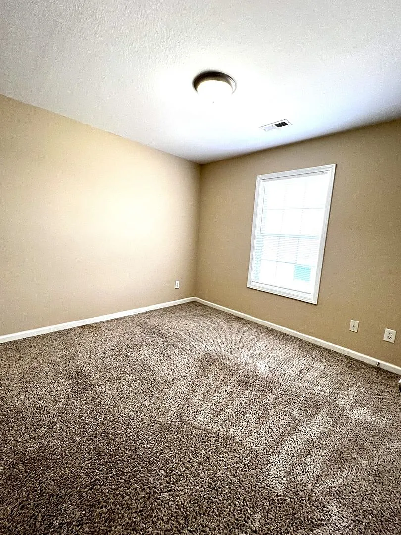 2 Bedroom 1.5 Bathroom Townhome — Photo 4