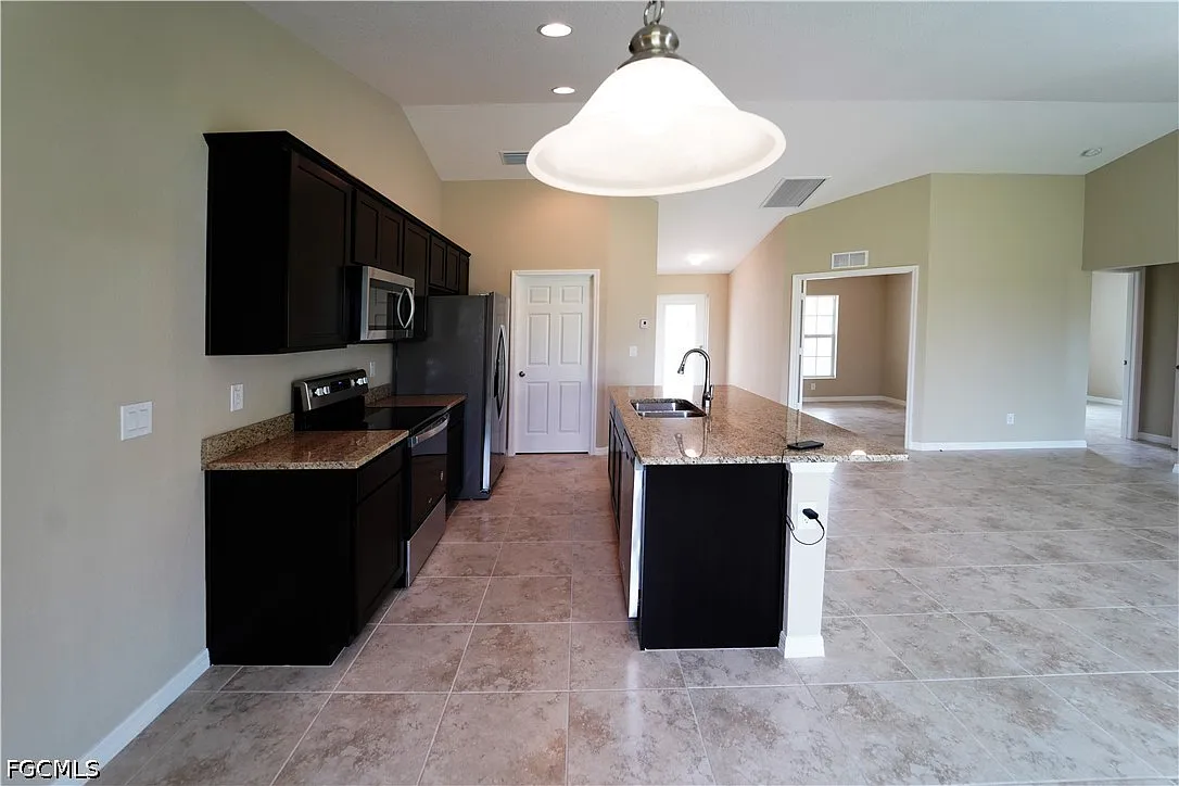 3 bed, 2.0 bath, 1469 sqft, $1,900 — Photo 2