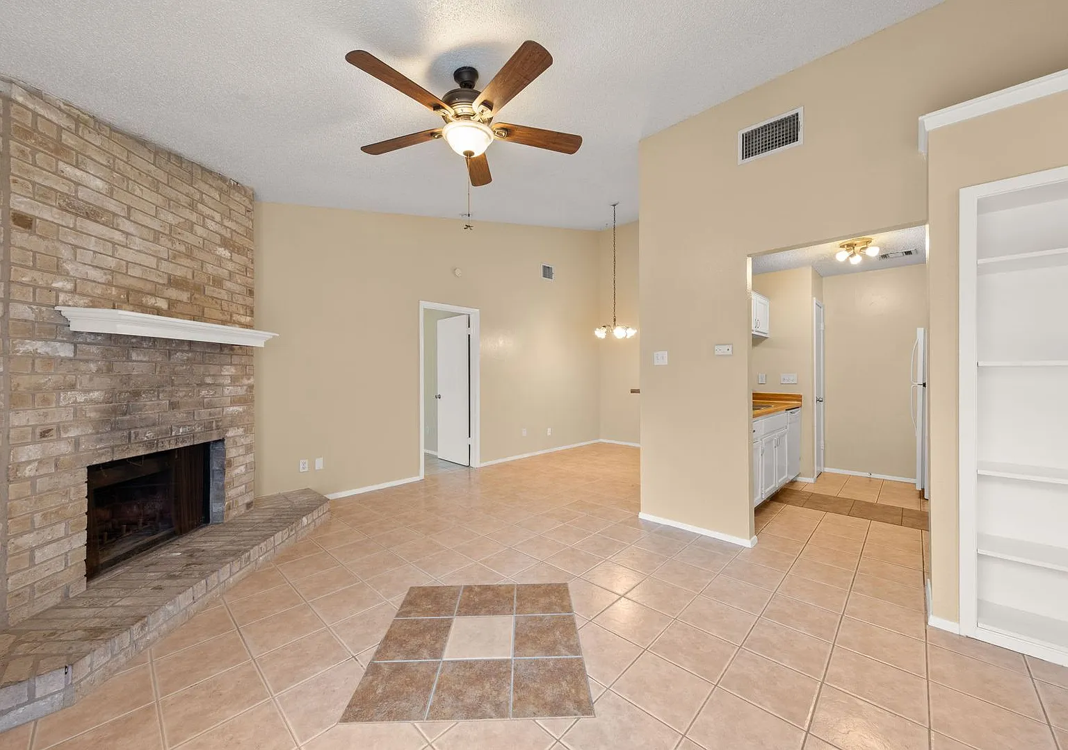 313 Greenlawn Blvd Round Rock, TX. 78664 — Photo 4