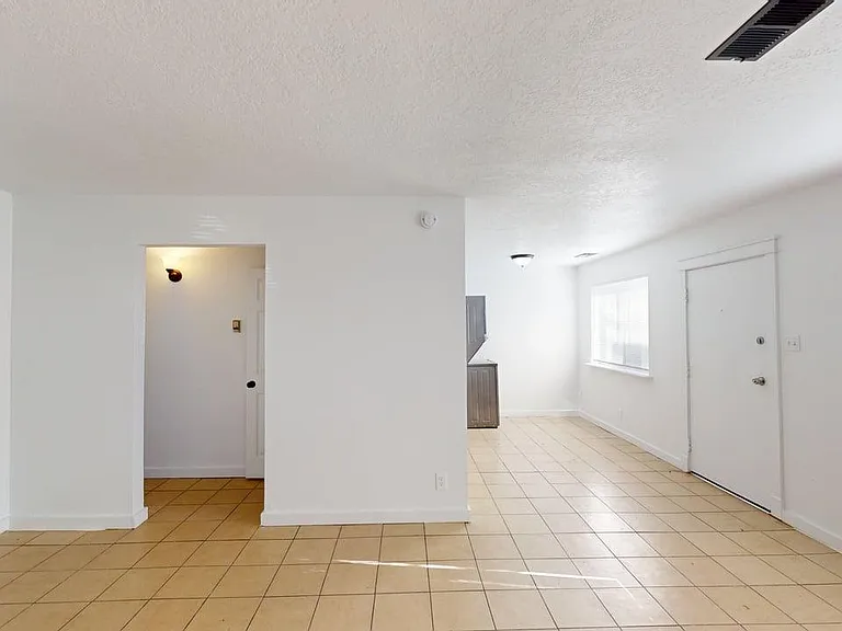 Renovated, Large UNM Area 2 Bed Apt w/ Washer / Dryer and Private Yard — Photo 27