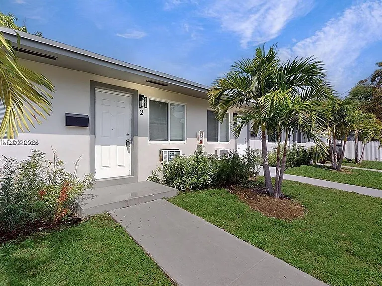 891 SW 5th St #2 — Photo 3