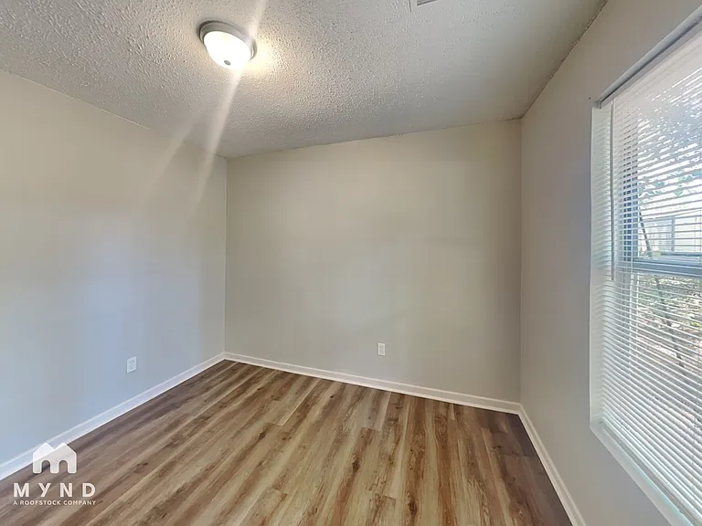 5910 Honeysuckle Cir — Photo 16