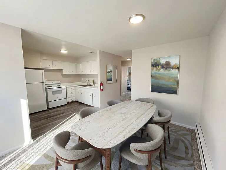 Karen Court Apartments — Photo 3