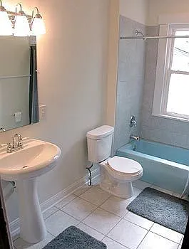 4 Bedroom North Campus Newly Remodeled House with 2 Decks and Patio — Photo 3