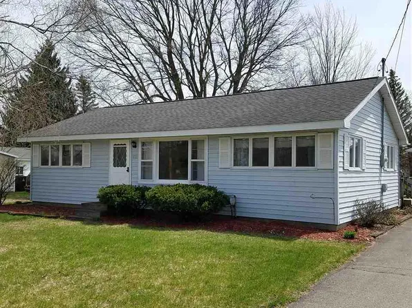 1021 Brady St, Chesaning, MI 48616