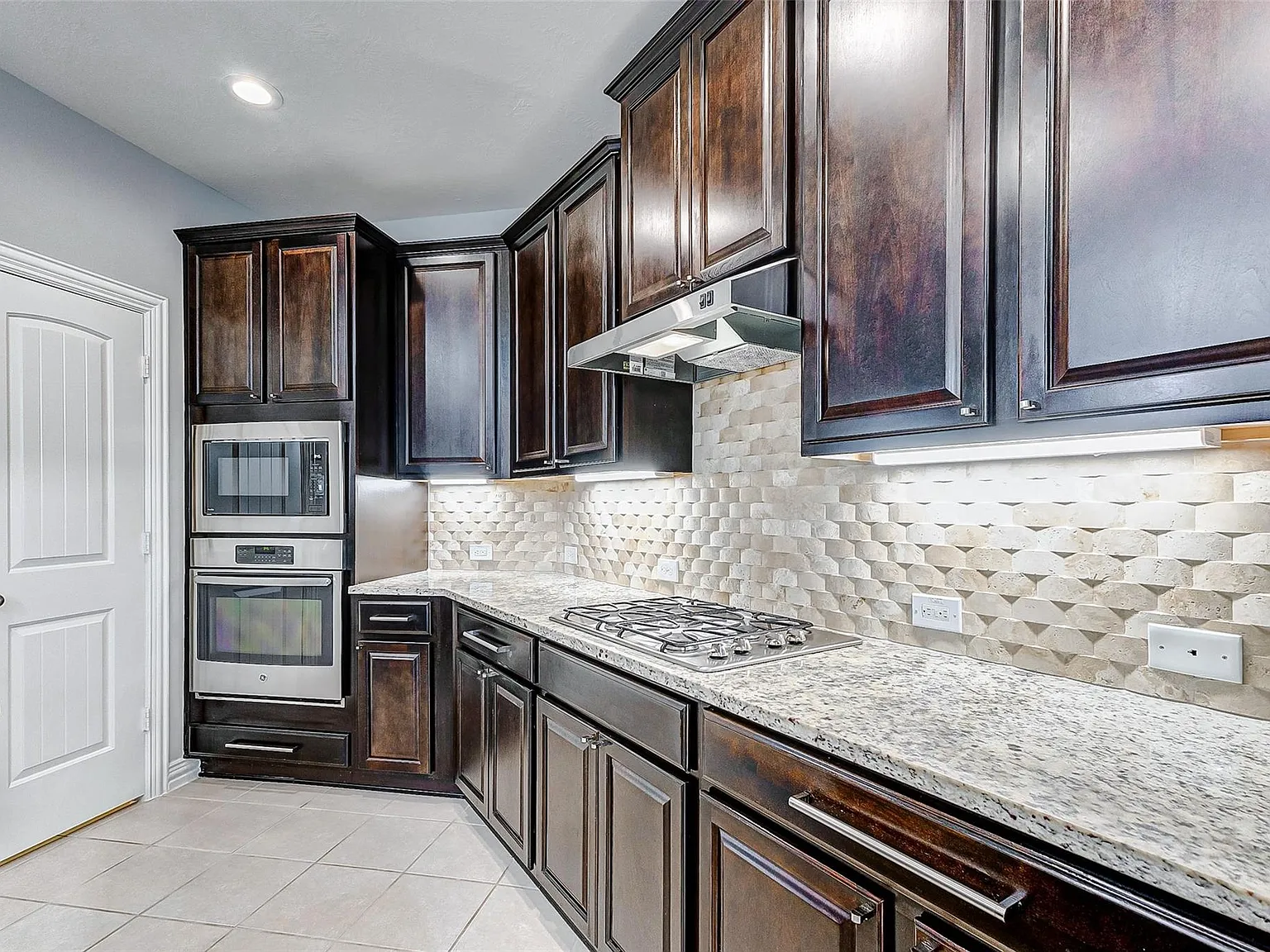 3 bed, 2.5 bath, 2322 sqft, $2,800 — Photo 4