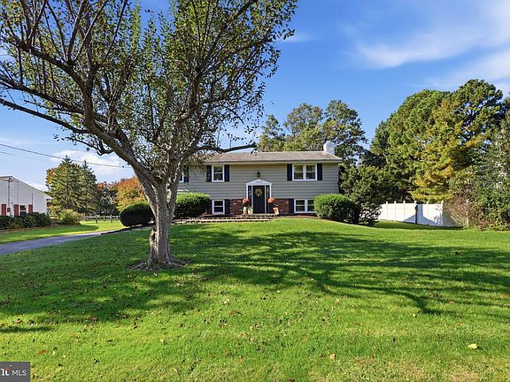 2nd image of 1332 Meadow Ln