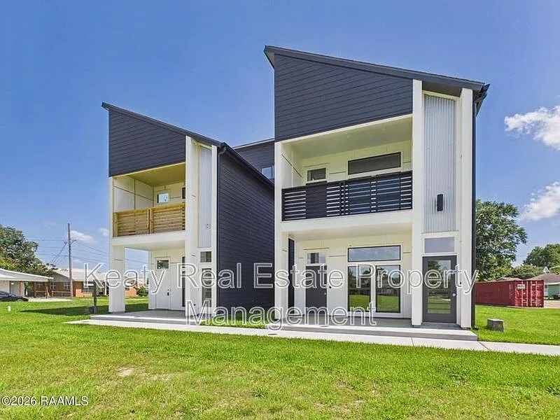 3 bed, 2.0 bath, 1030 sqft, $1,950 — Photo 3