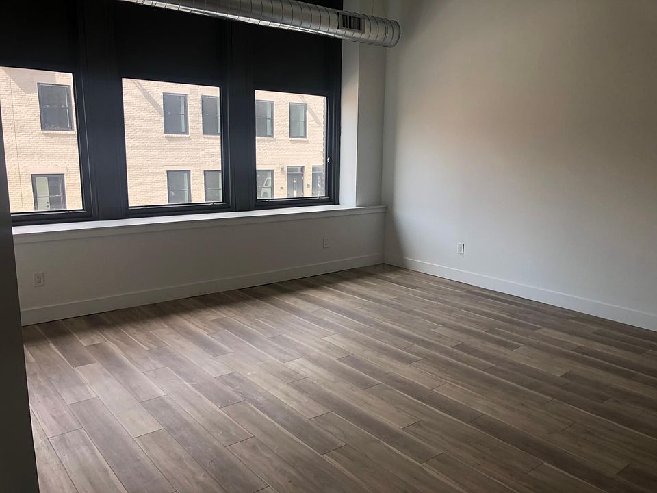 2nd image of 2833 Edgemont St #203