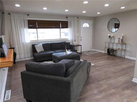 3rd image of 3746 Utica Dr