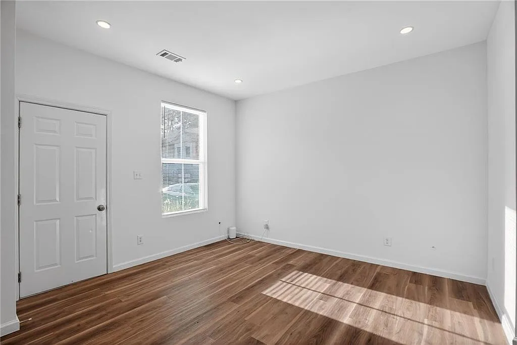3 bed, 2.5 bath, 1426 sqft, $1,990 — Photo 2