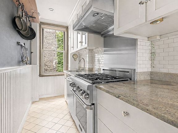 5th image of 519 E 86th St APT 6D