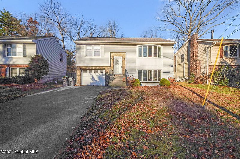 2nd image of 33 Cresthaven Avenue
