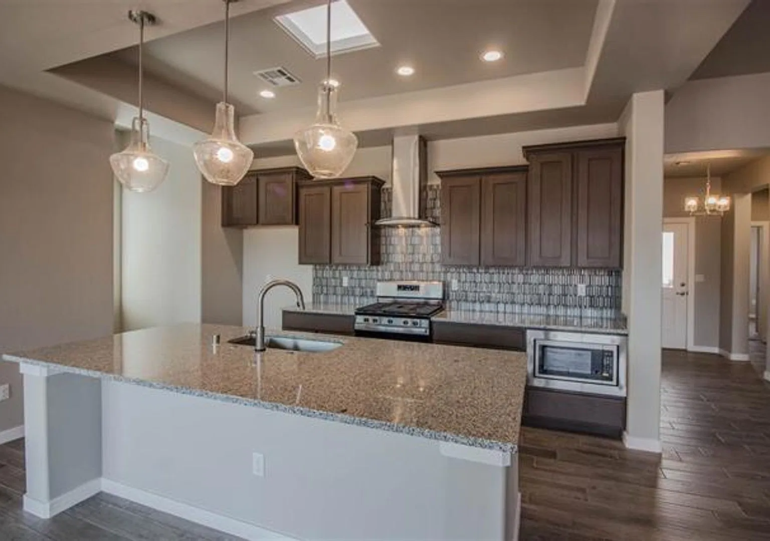 Spectacular 3 bed 2 bath home — Photo 3