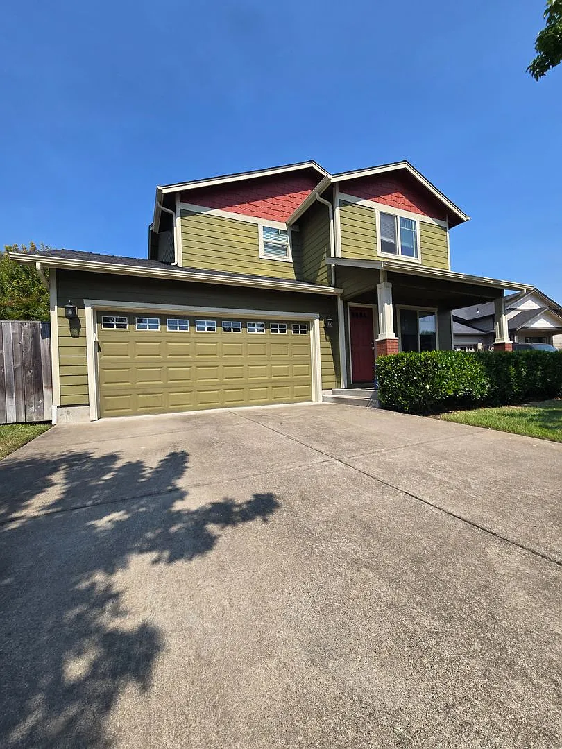 Pet Friendly 4 Bedroom, 2.5 Bathroom Home with a 2 Car Garage! — Photo 1