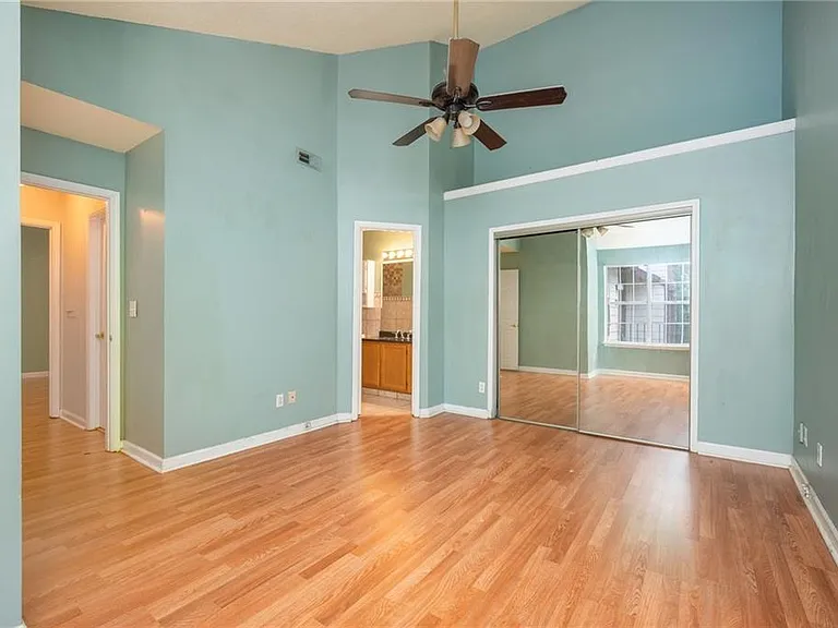 915 Wentworth Ct — Photo 21