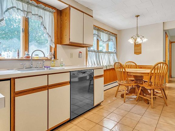 3rd image of 27 Westmoylan Ln