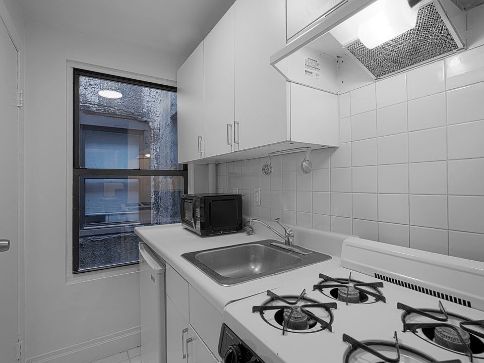 1st image of 20 Cornelia St APT 14