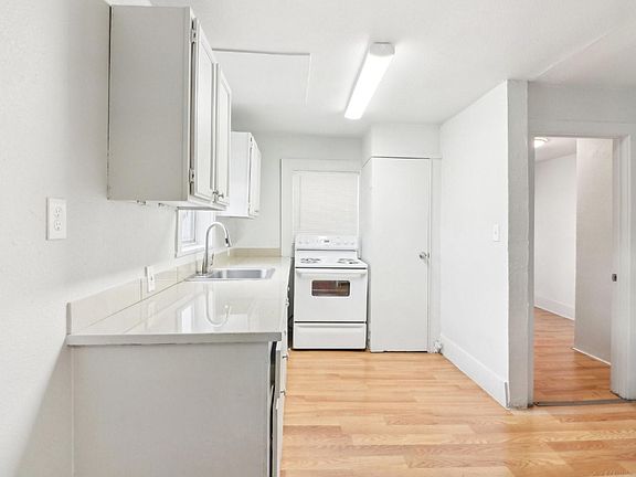 2nd image of 1906 Grainger St #1910
