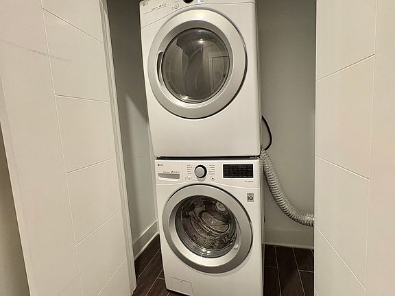 3rd image of 124 Vernon Ave Unit 102