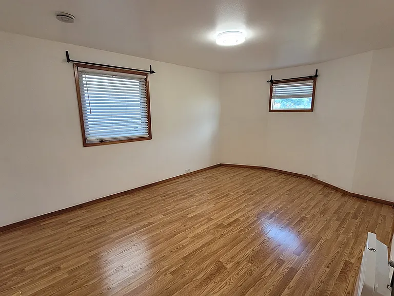Second bedroom w/ walk-in closet