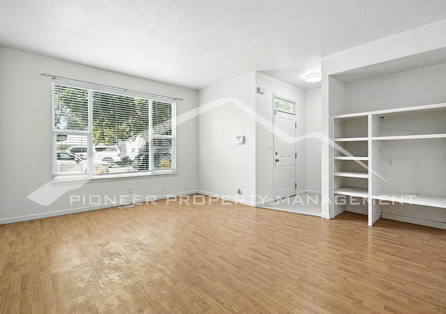 Beautiful Townhome With Garage and Central AC — Photo 3