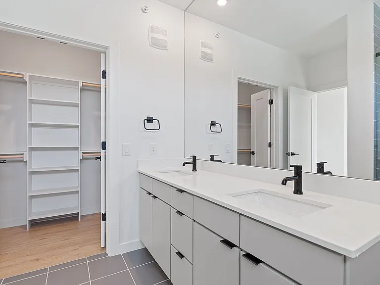 100 W Mockingbird Ln — Photo 15