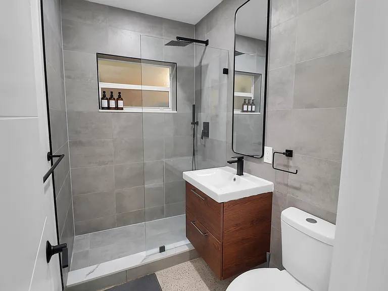 210 SW 11th St #1 — Photo 10