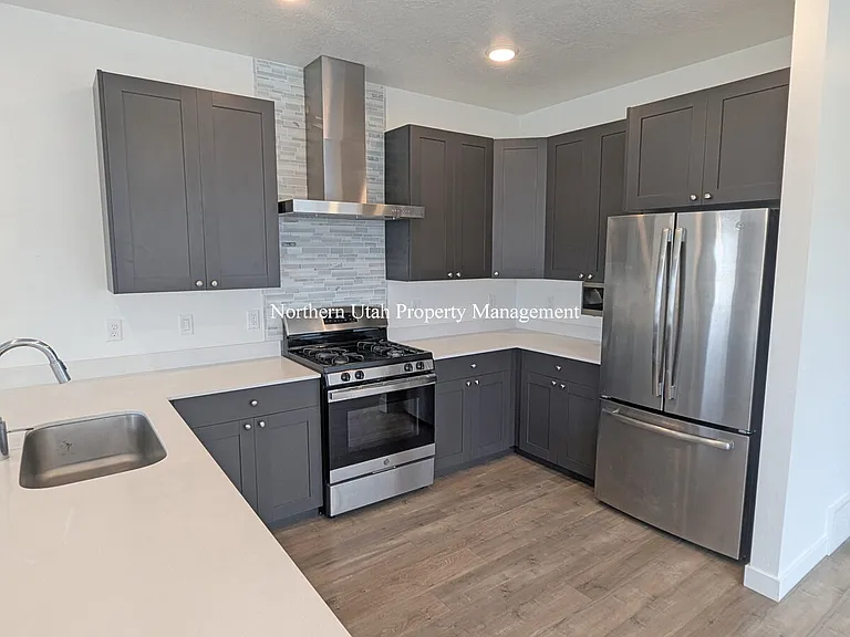 313 W 25 N — Photo 5