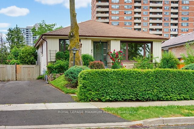 1st image of 41 Strathavon Dr