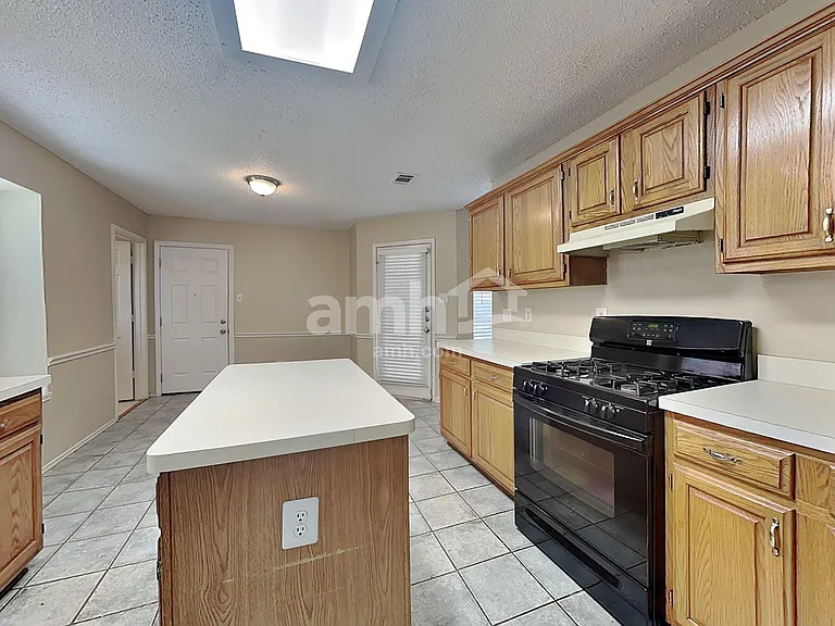 2717 Primrose Ln — Photo 3