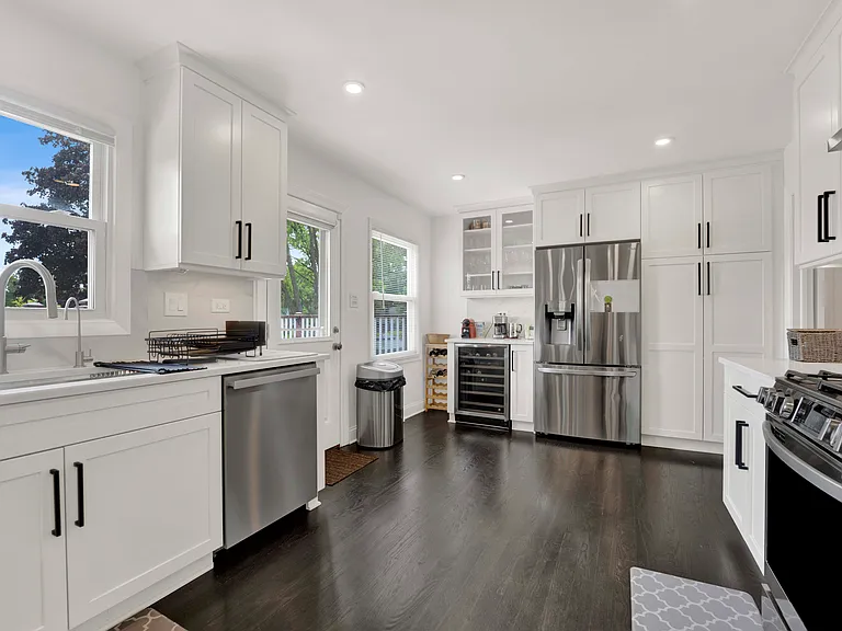 1135 Crestwood Dr — Photo 10