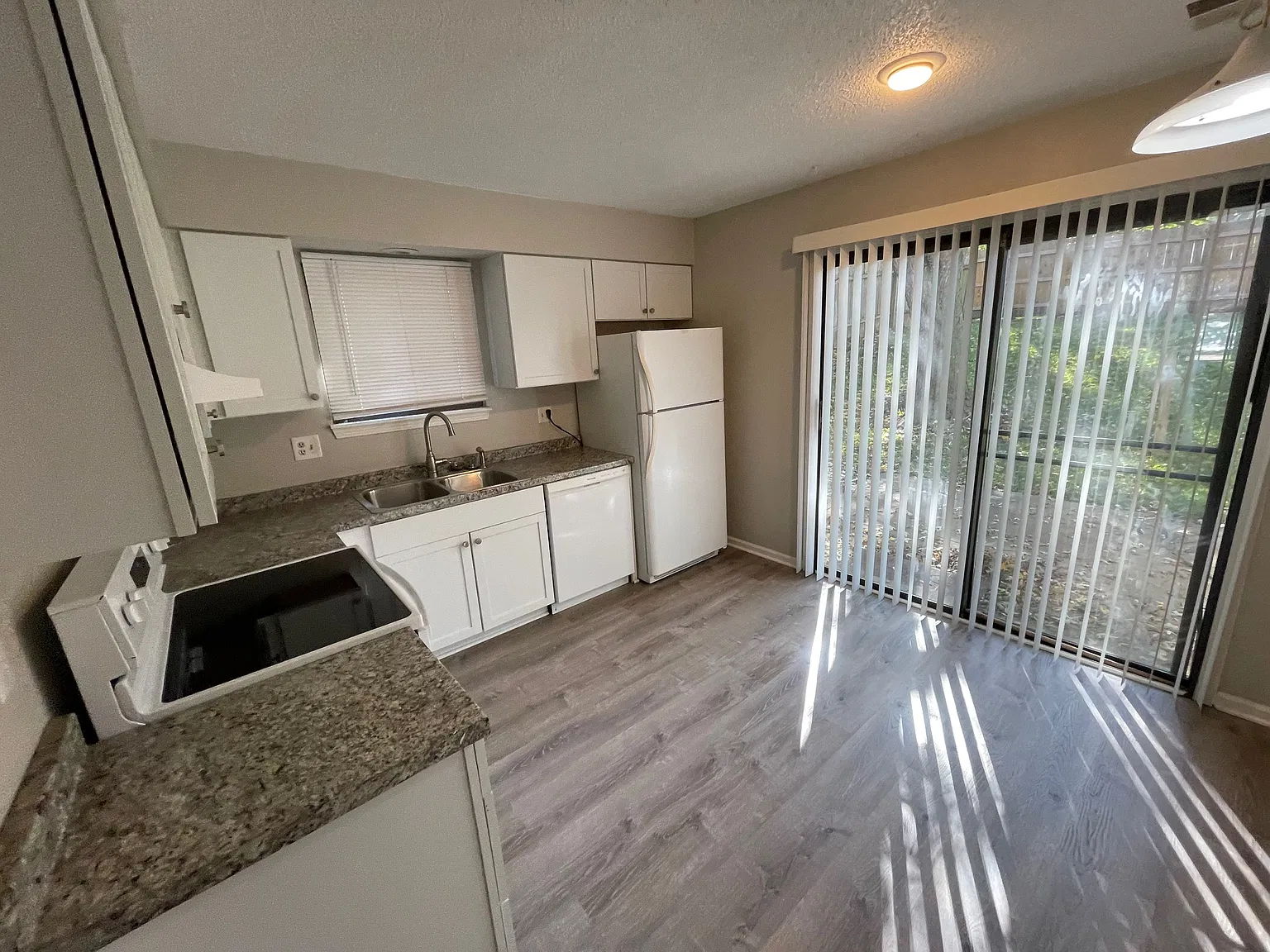 3 bed, 1.5 bath, 1470 sqft, $1,500 — Photo 4