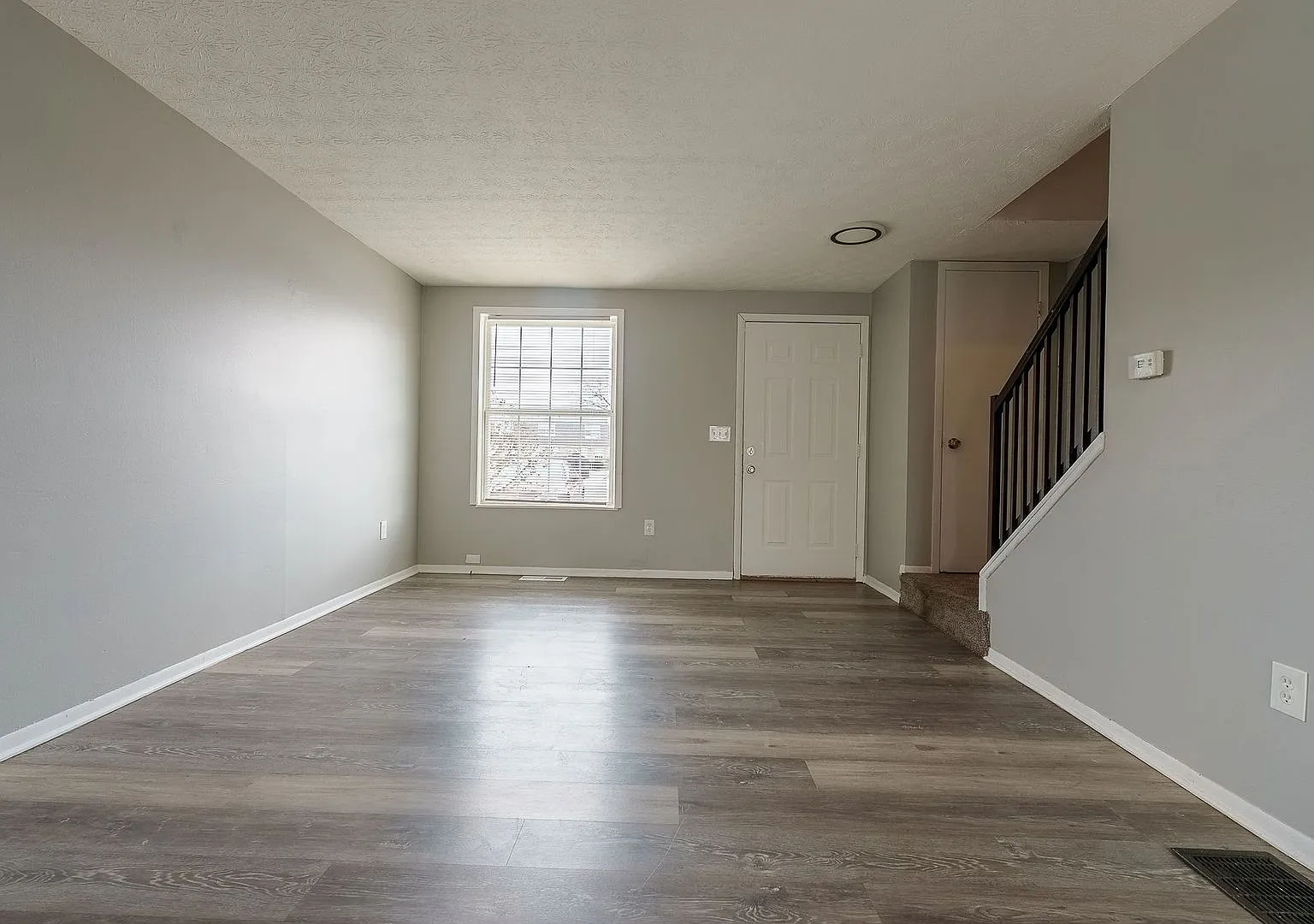 100 Heritage Cir — Photo 3