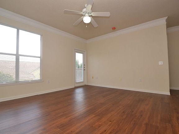 5th image of 8813 Villa View Cir Unit 303