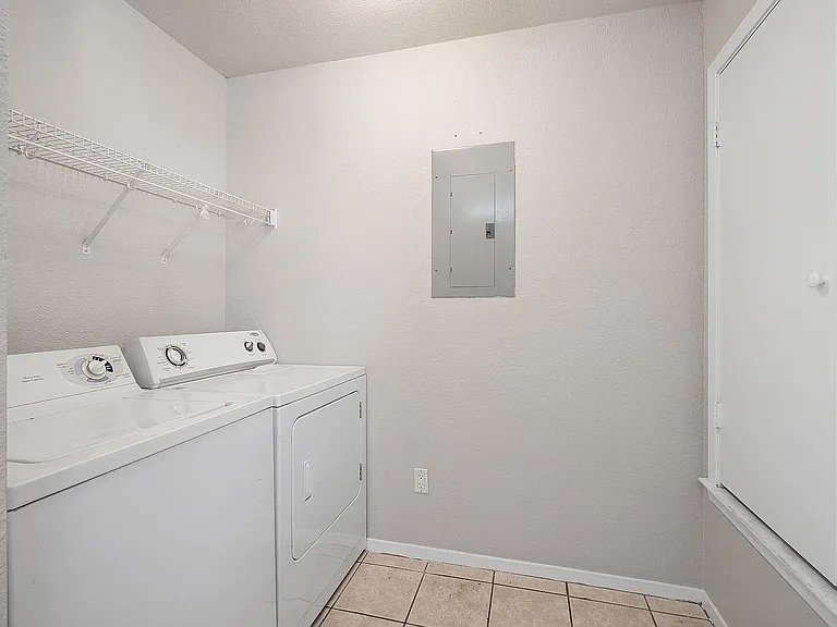 2214 Katy Ln #D — Photo 8