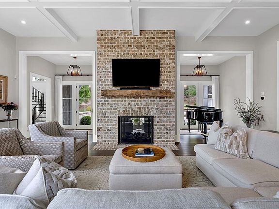 5th image of 167 Village View Dr