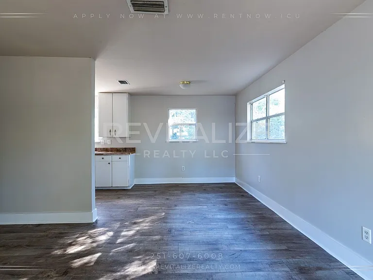 1746 Cody Rd N — Photo 8
