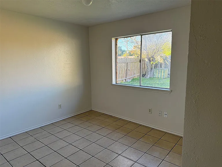 2114 W Greens Rd — Photo 6