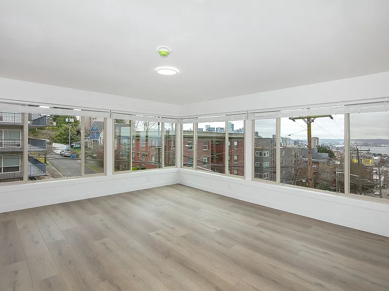 Royal Anne Apartments — Photo 9