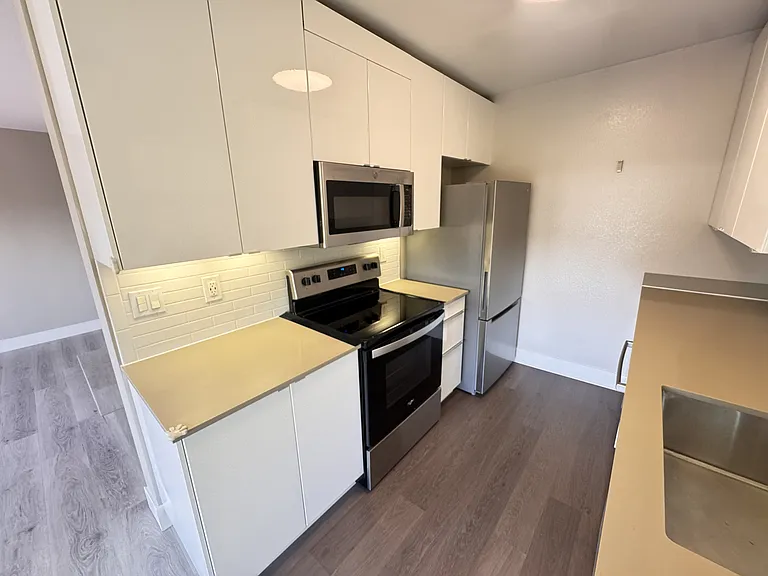 160 Lakeshore Ct — Photo 13