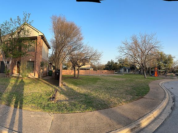 House Located on a semi-cul-de-sac adjacent to the Communal Playground and Pool