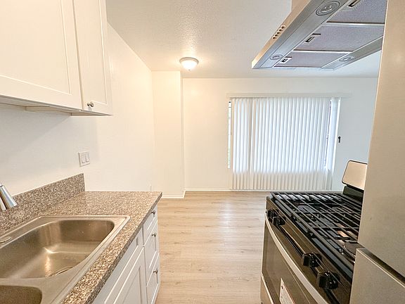 3rd image of 450 S Venice Blvd APT 14